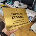 Średnia mosiężna tabliczka czarne napisy