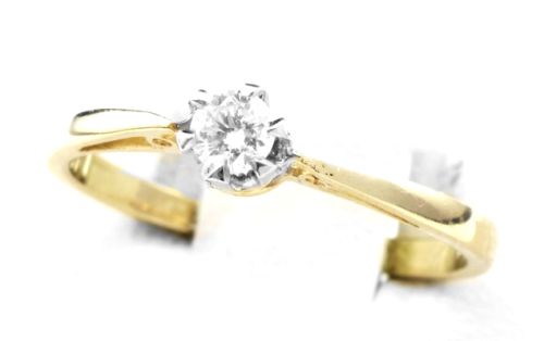 Pierścionek z diamentem