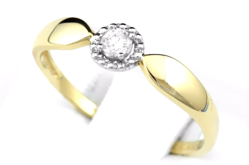 Pierścionek z diamentem