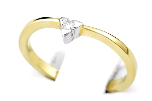 Pierścionek z diamentem