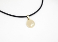 Złota okrągła zawieszka z  grawerem