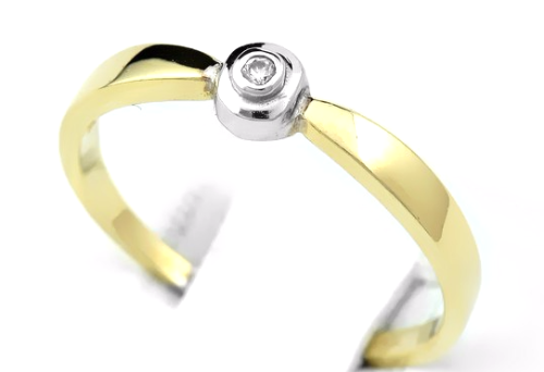 Pierścionek z diamentem