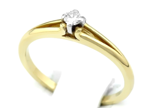 Pierścionek z diamentem