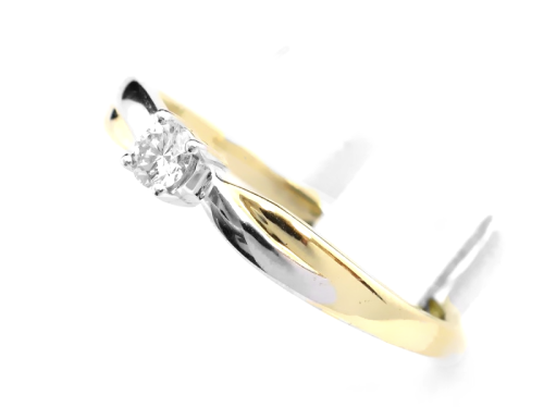 Pierścionek z diamentem