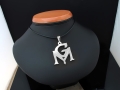 Srebrna zawieszka - symbol GM