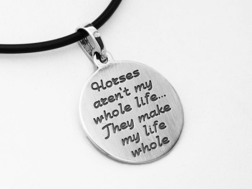 Srebrna zawieszka z głębokim napisem