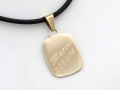 złota zawieszka z grawerem