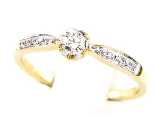 Pierścionek z diamentami