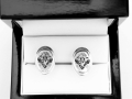 grawerunek herbu na srebnych spinkach