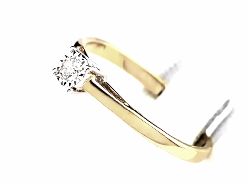 Pierścionek z diamentem