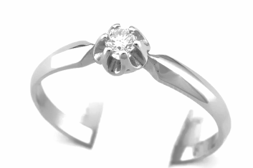 Pierścionek z diamentem