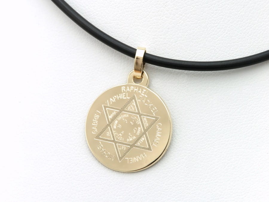 Złota zawieszka Anielski amulet