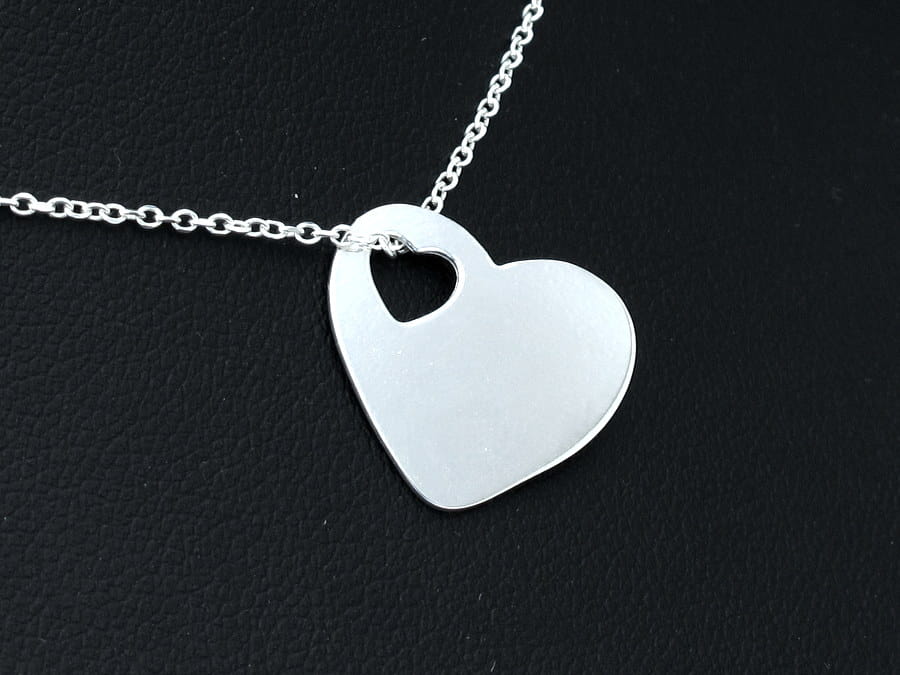 Srebrna zawieszka serce z wyciętym małym serduszkiem