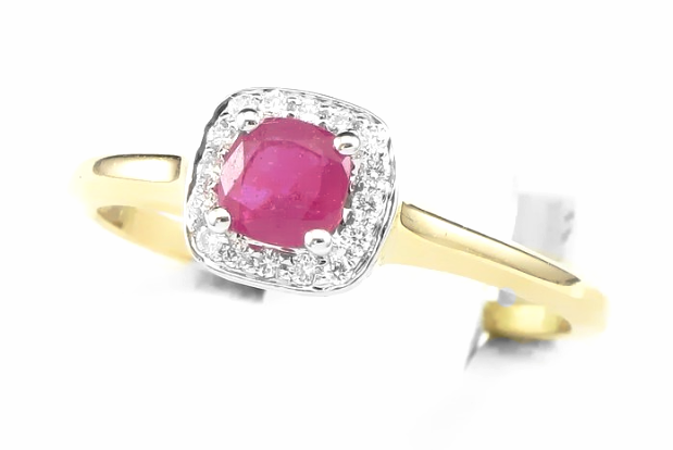 Pierścionek z rubinem i diamentami