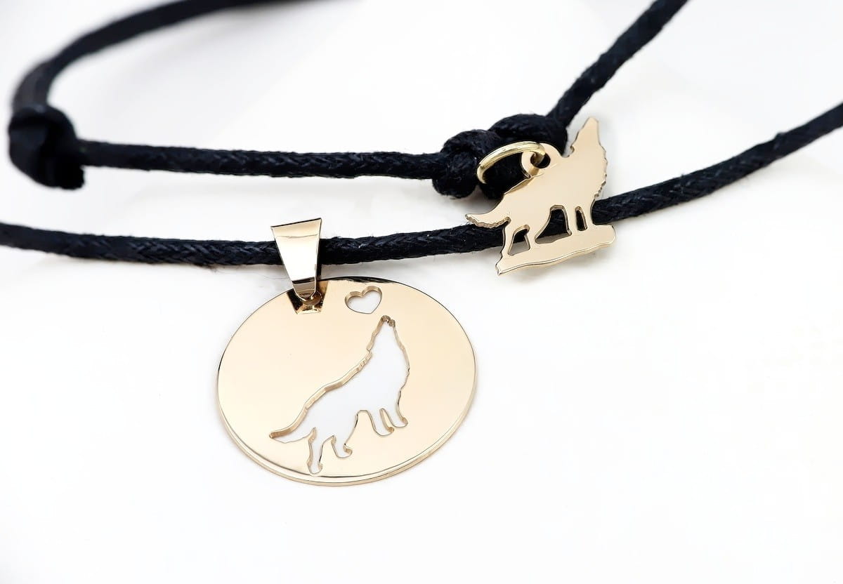 Złote zawieszki Wilki