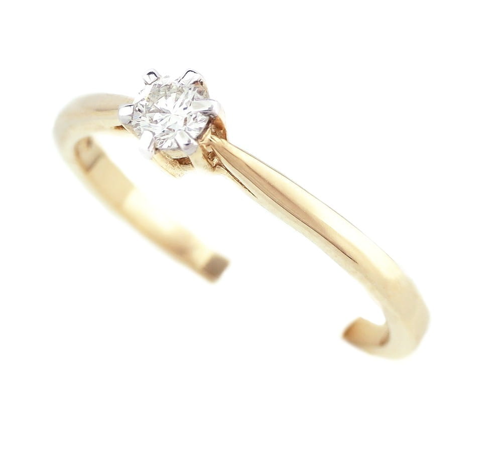 Pierścionek z diamentem