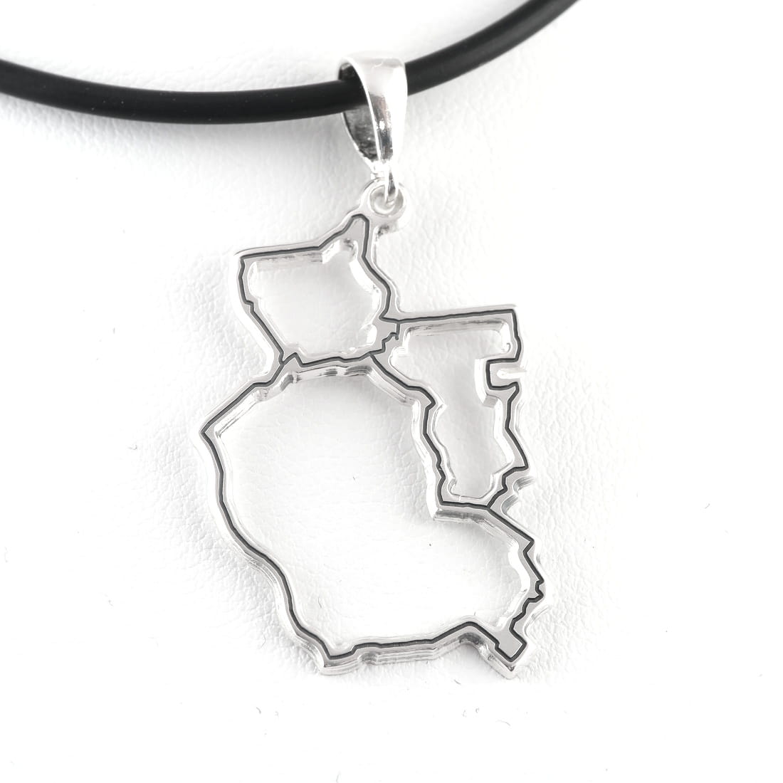 Srebrny wisior zarys mapy