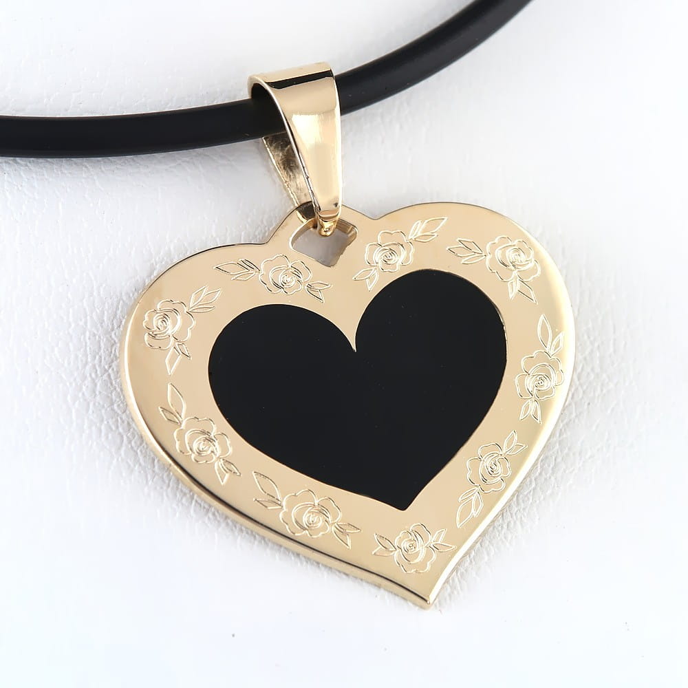 Złota serce z czarną emalią, z grawerunkiem róż