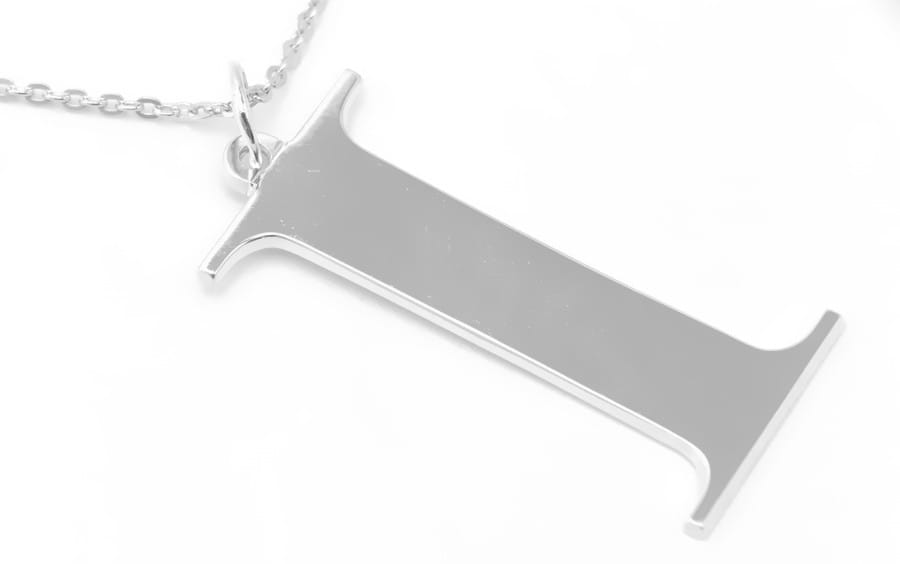 Duża srebrna litera