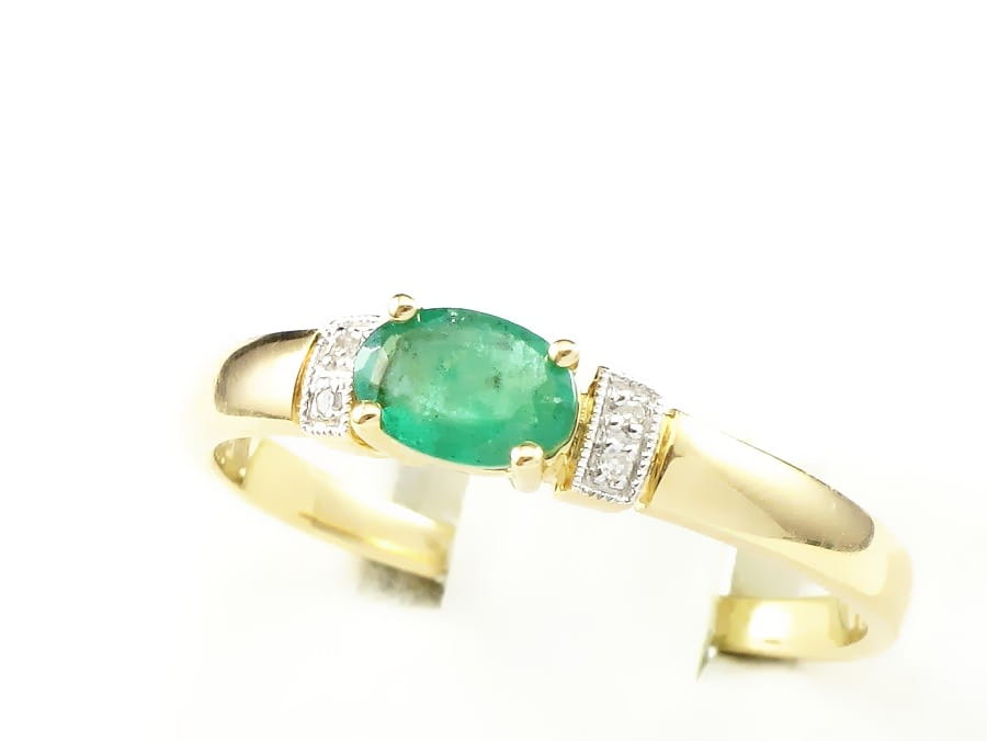 Pierścionek z diamentami i szmaragdem