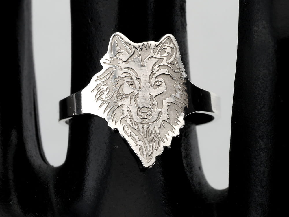 Srebrny pierścionek Wilk