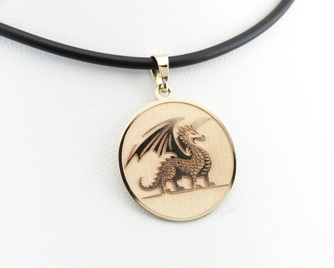 Złota zawieszka z wizerunkiem smoka