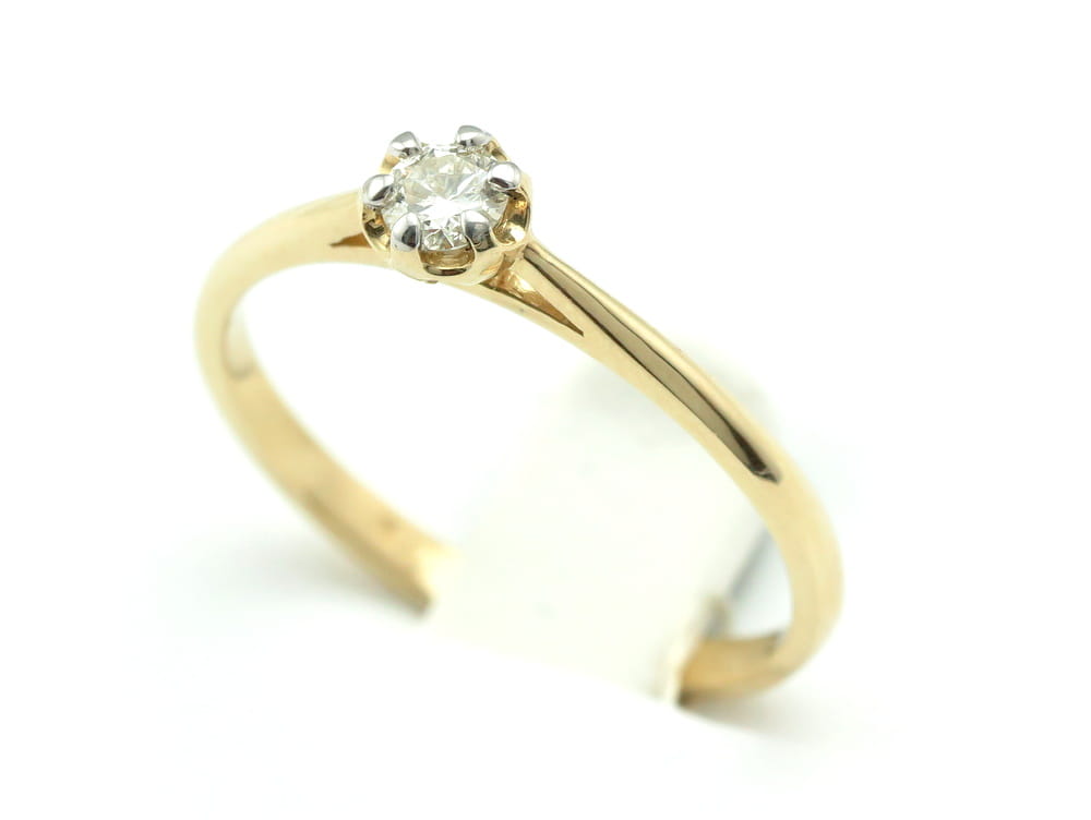 Pierścionek z diamentem