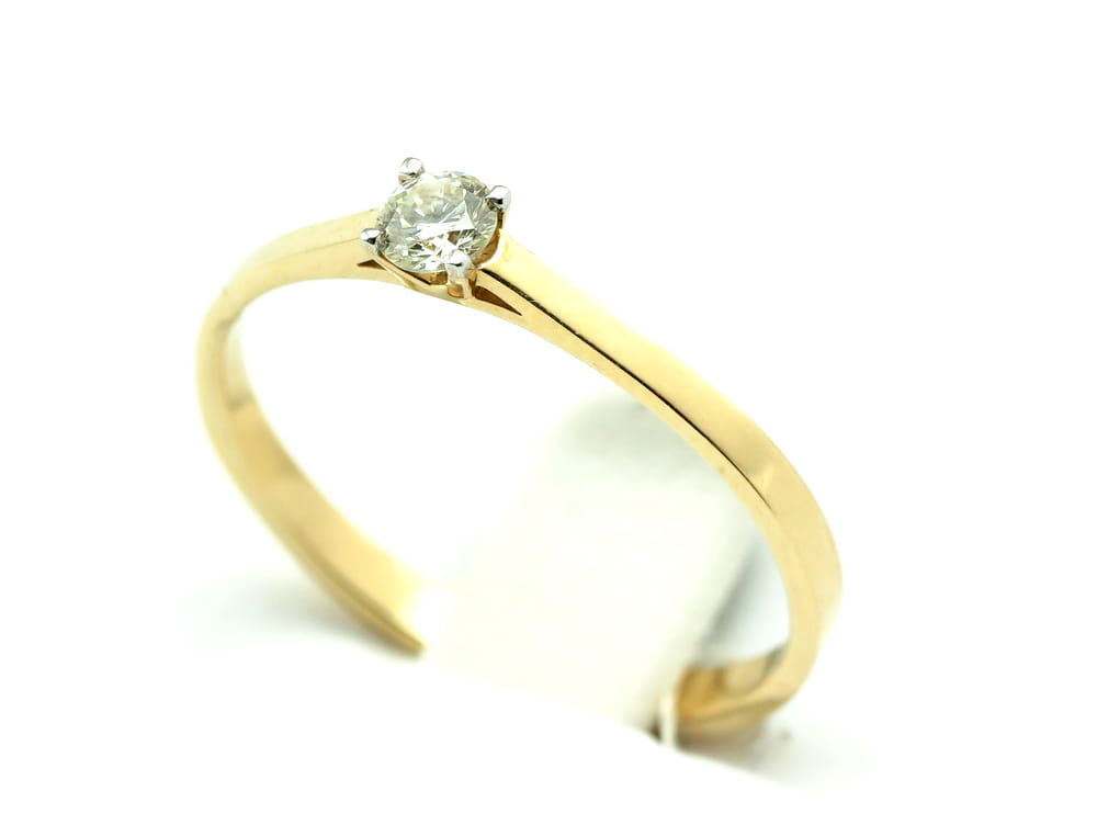 Pierścionek z diamentem