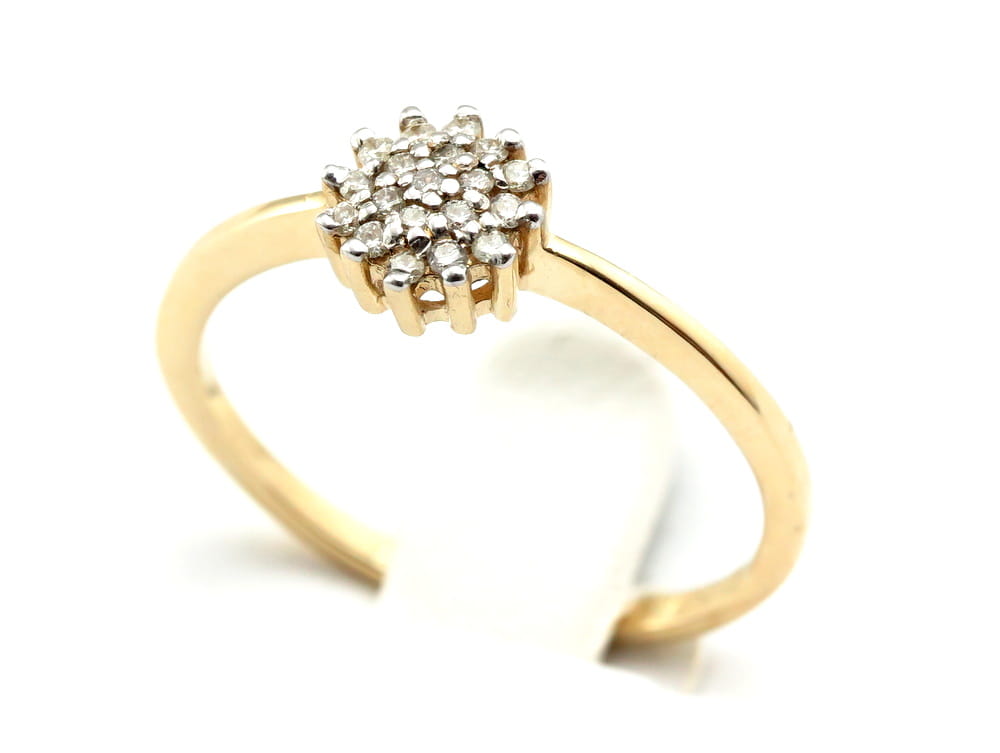 Pierścionek z diamentami