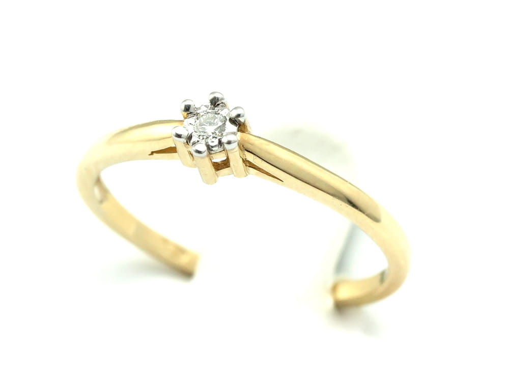 Pierścionek z diamentem