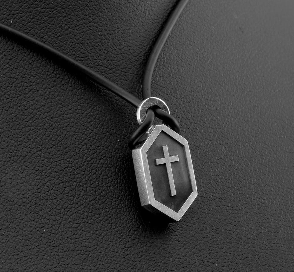 Srebrny medalik z krzyżem - grubość 3 mm