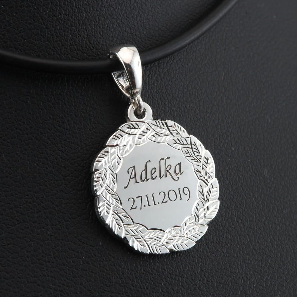 Srebrny medalik z symbolicznym wieńcem