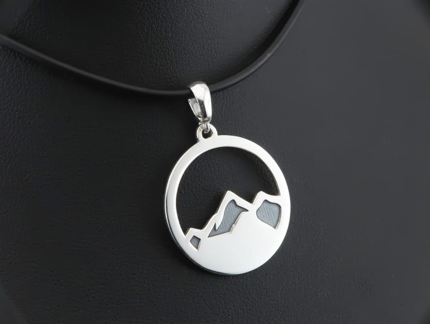 Srebrna zawieszka krążek z górami