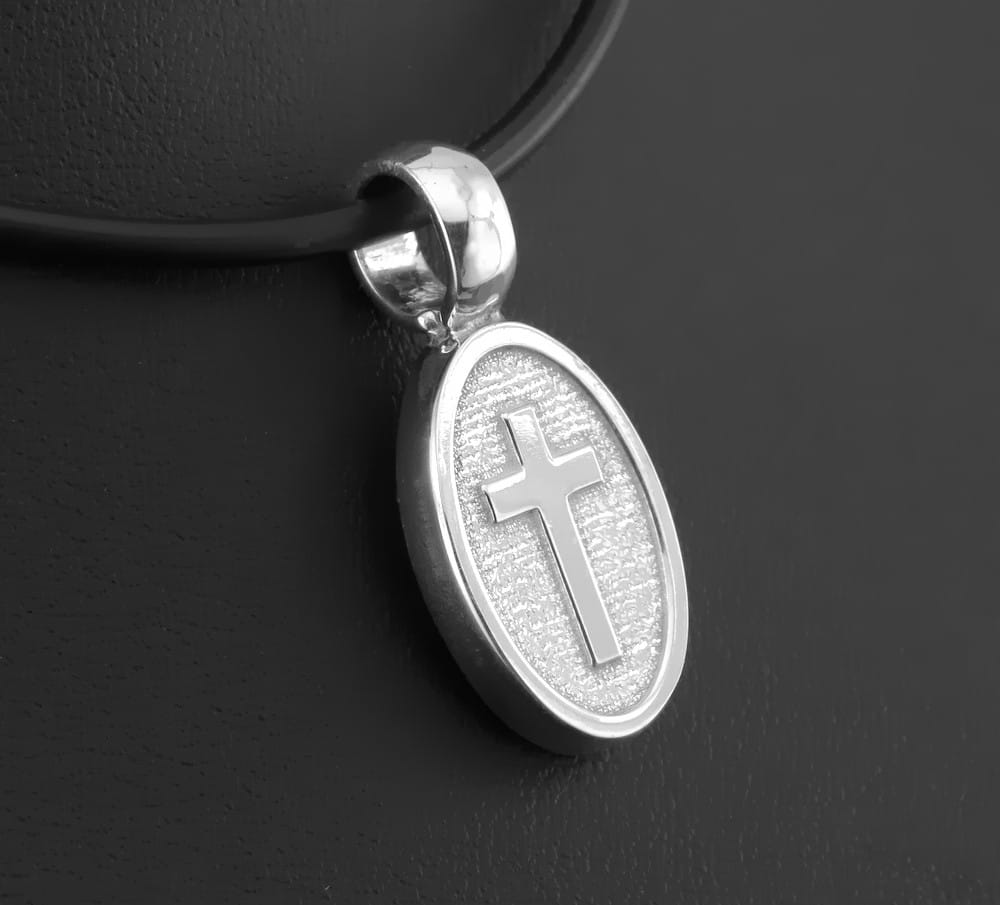 Srebrna zawieszka owalna z krzyżem