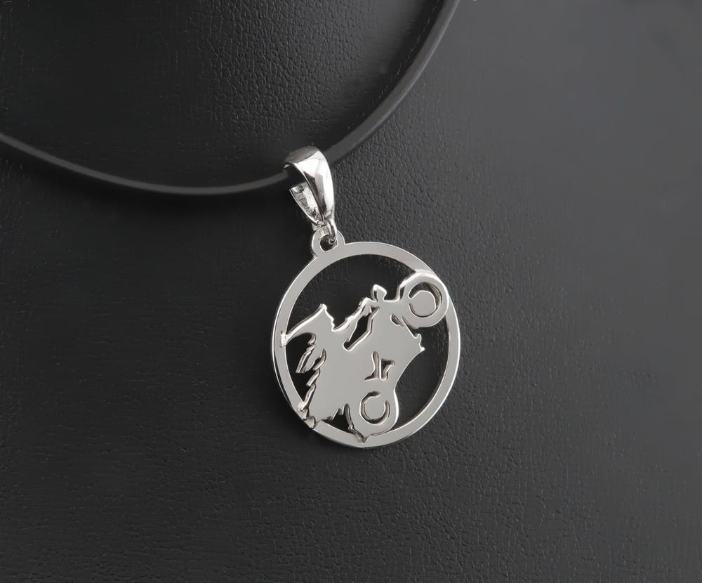 Srebrna zawieszka czarownica na motocyklu