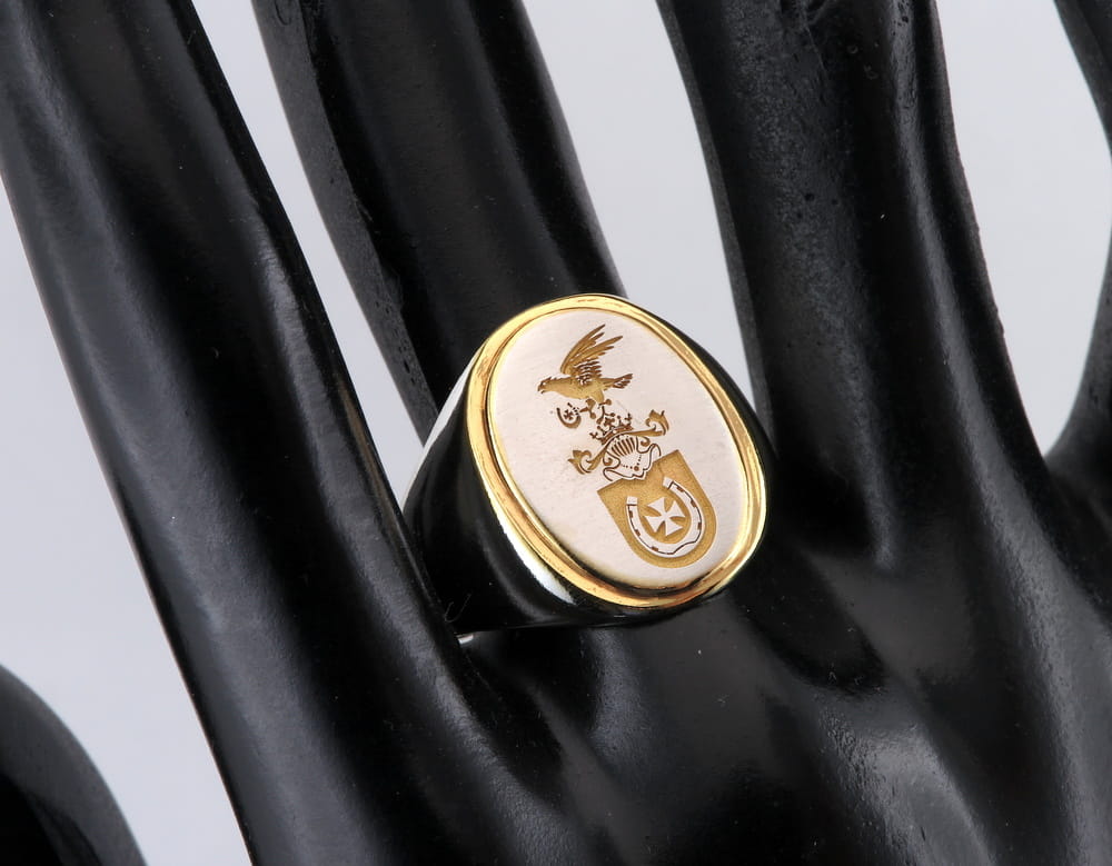 sygnet z grawerowanym herbrem i złoceniem