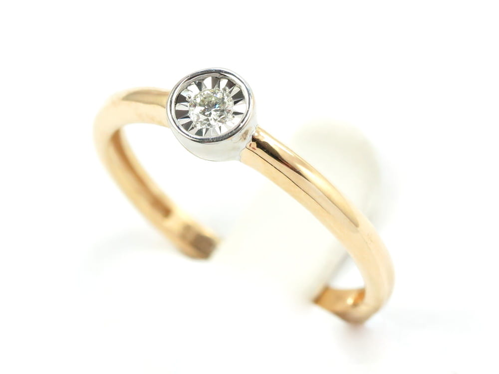 Pierścionek z diamentem