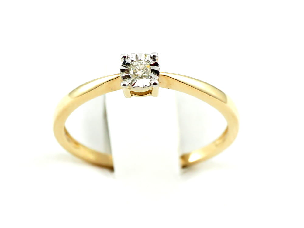 Pierścionek z diamentem