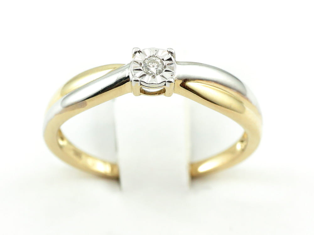 Pierścionek z diamentem