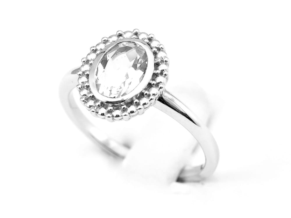 Pierścionek z białym topazem
