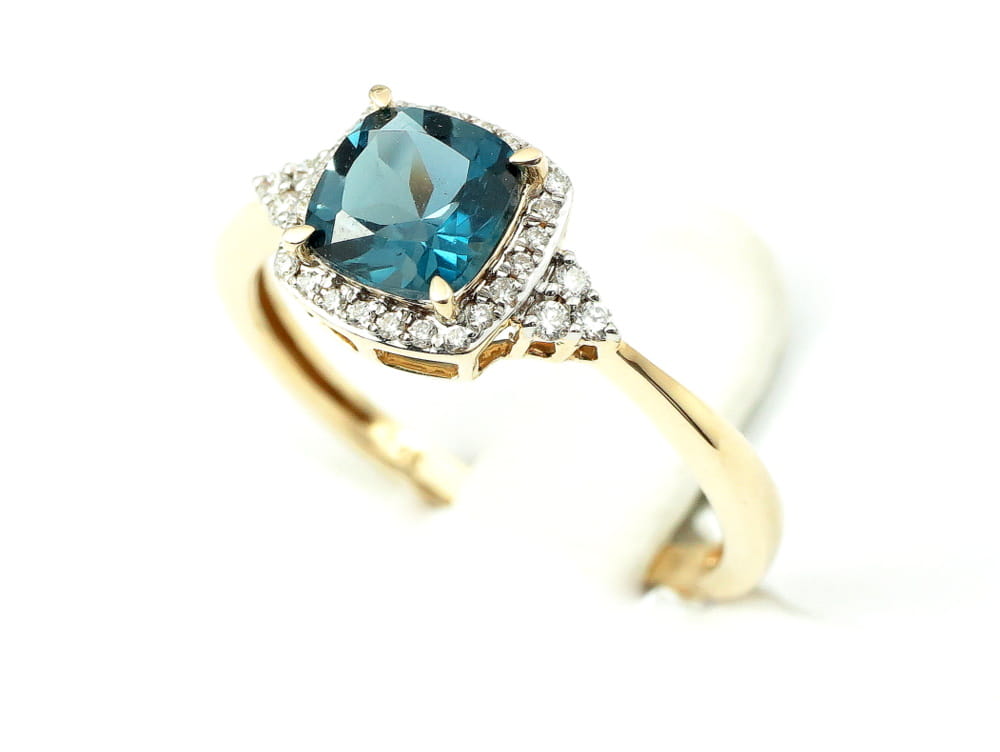 Pierścionek z diamentami i z niebieskim topazem