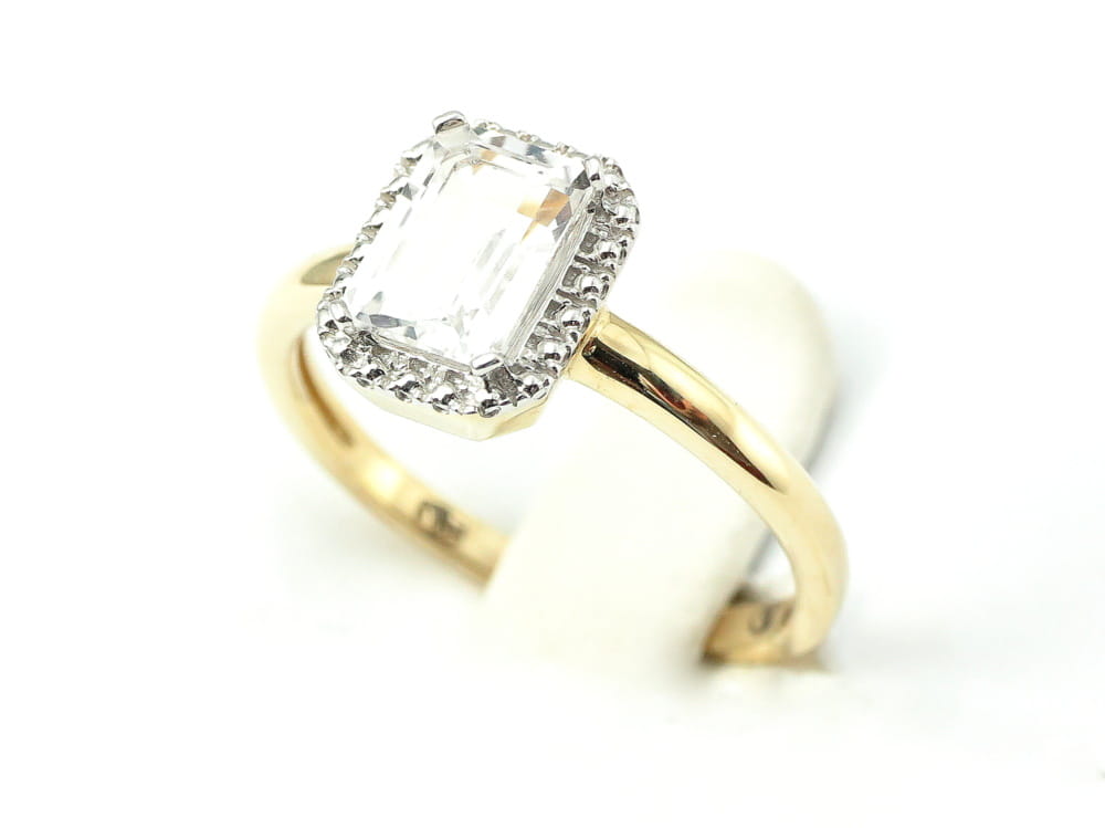 Pierścionek z białym topazem