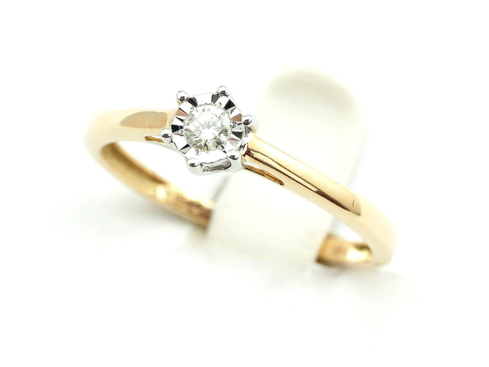 Pierścionek z diamentem