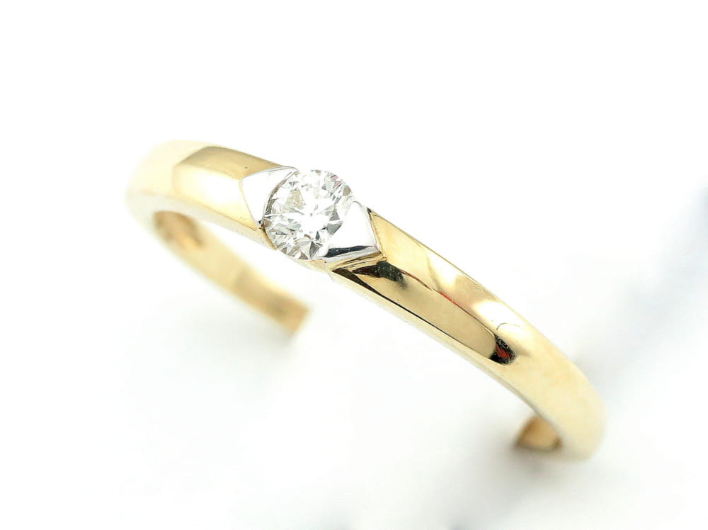 Pierścionek z diamentem