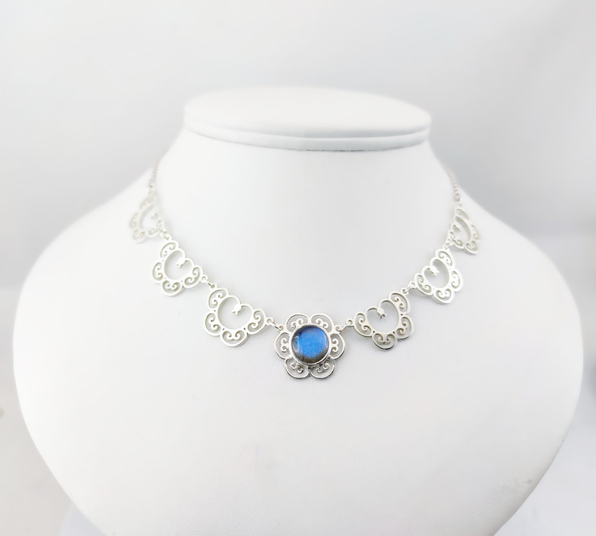 Srebrny naszyjnik z labradorytem