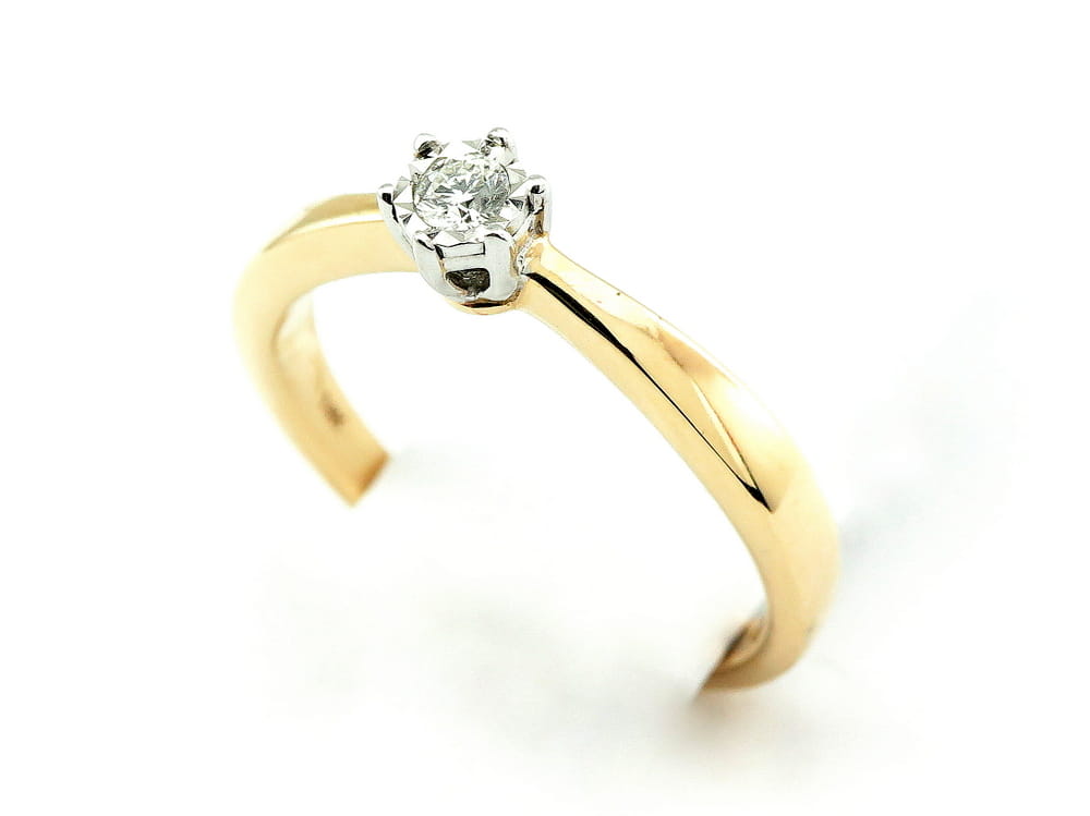 Pierścionek z diamentem