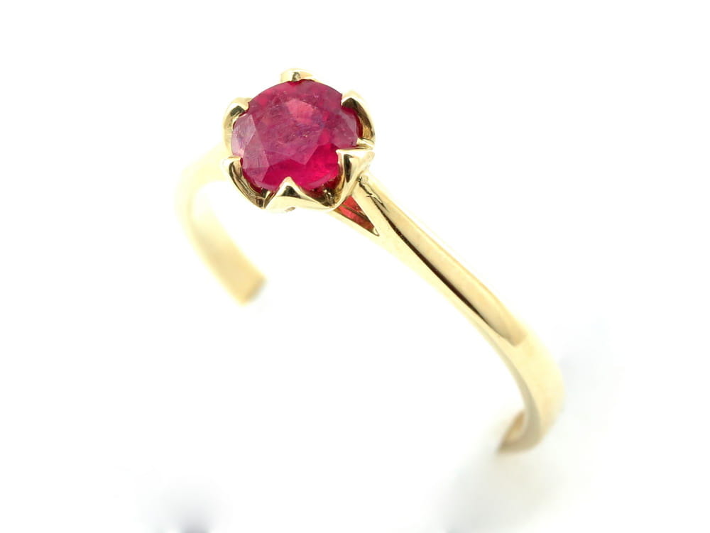 Pierścionek z rubinem
