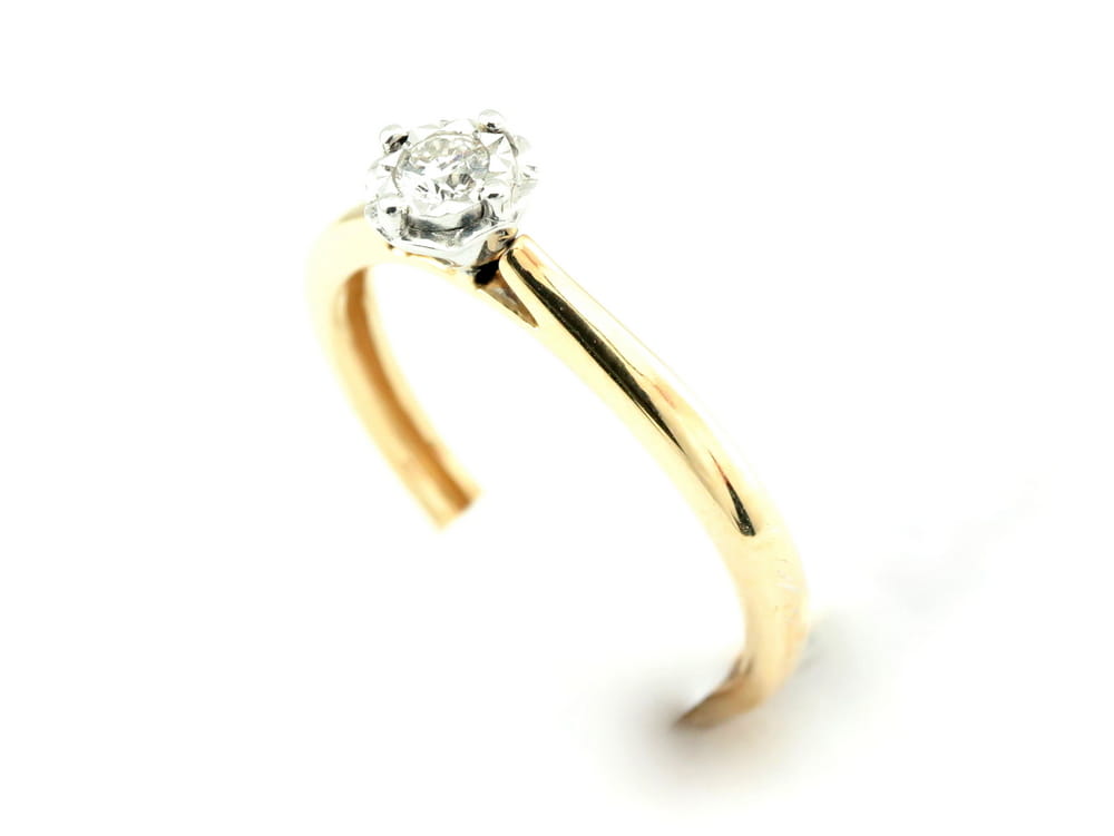 Pierścionek z diamentem