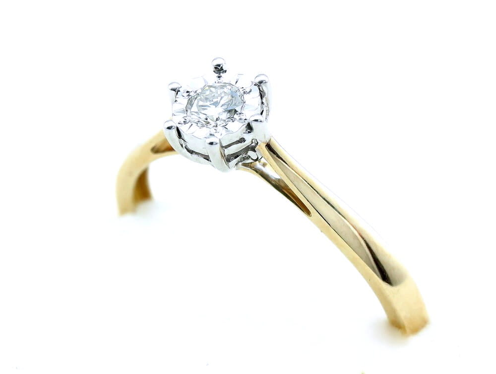 Pierścionek z diamentem