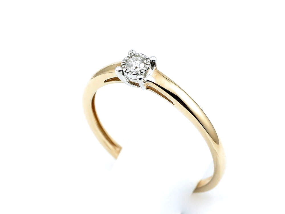 Pierścionek z diamentem